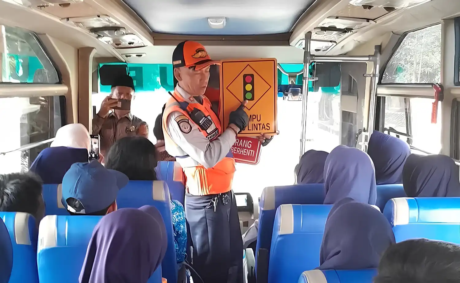 Bus Edukasi Purwakarta ajak pelajar keliling kota sambil belajar tertib lalu lintas dan pentingnya keselamatan berkendara.