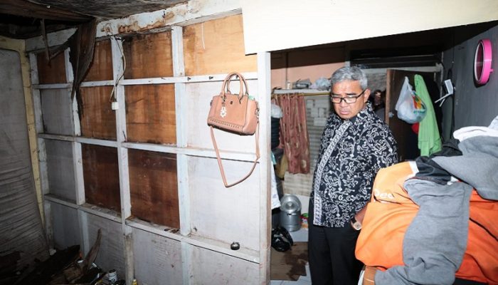 Tinjau Rumah Roboh di Pasirluyu Bandung, Farhan: Kemarau Basah Tingkatkan Risiko Bencana