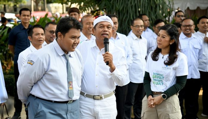 Dedi Mulyadi Serahkan Sertifikat ke 4.500 Lulusan SMA/SMK Jabar Siap Kerja di BYD