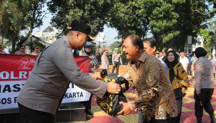 Peringati Hari Bhayangkara ke-79, Polres Purwakarta Salurkan Ratusan Paket Sembako ke Warga
