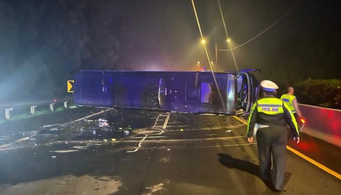 Detik-Detik Mencekam Bus Peziarah Terbalik di Tol Cipularang KM 70, 35 Orang Selamat
