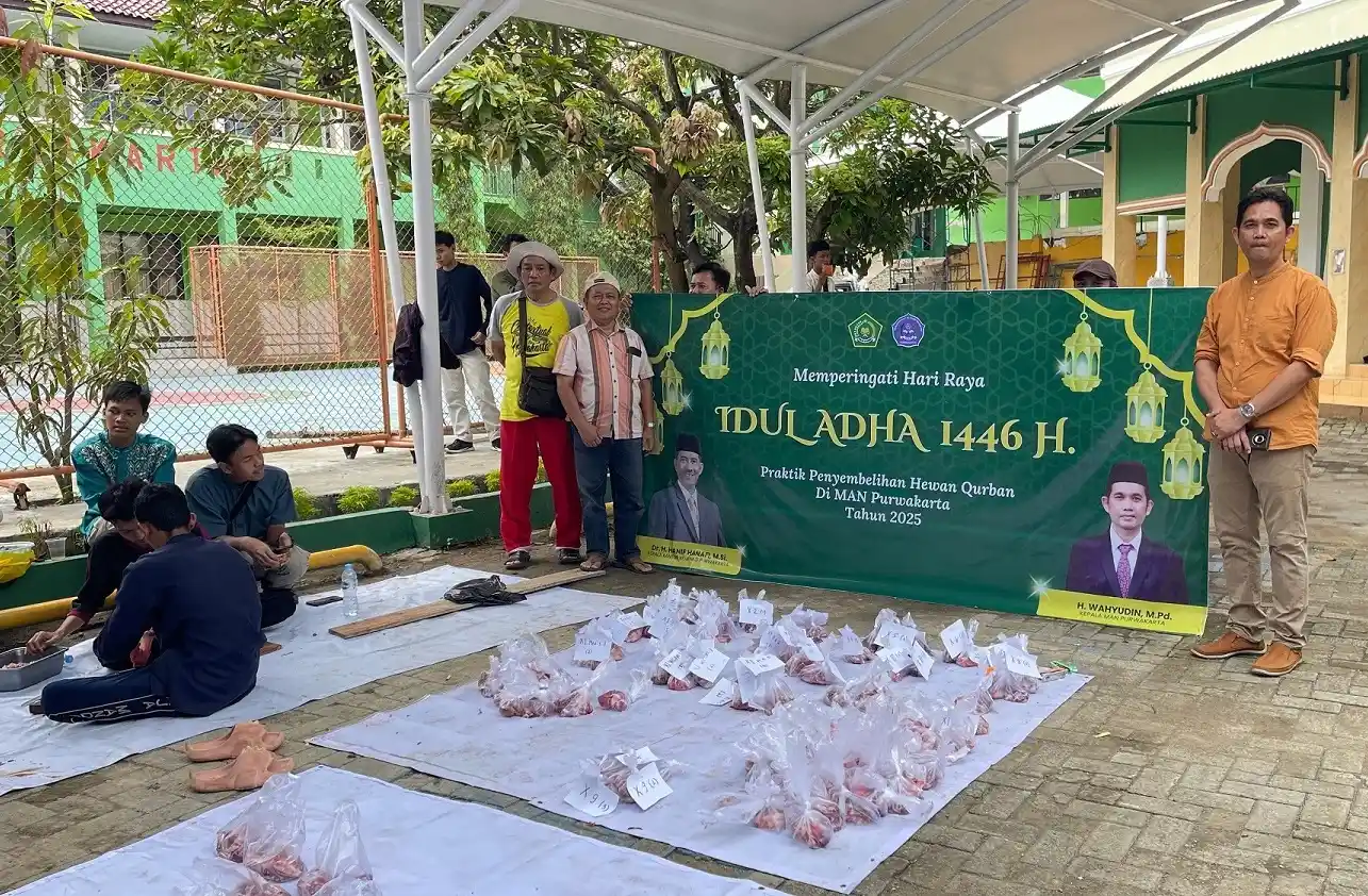MAN Purwakarta sembelih 5 kambing kurban Idul Adha 2025 dari donasi warga sekolah. Kegiatan edukasi spiritual dan sosial siswa.