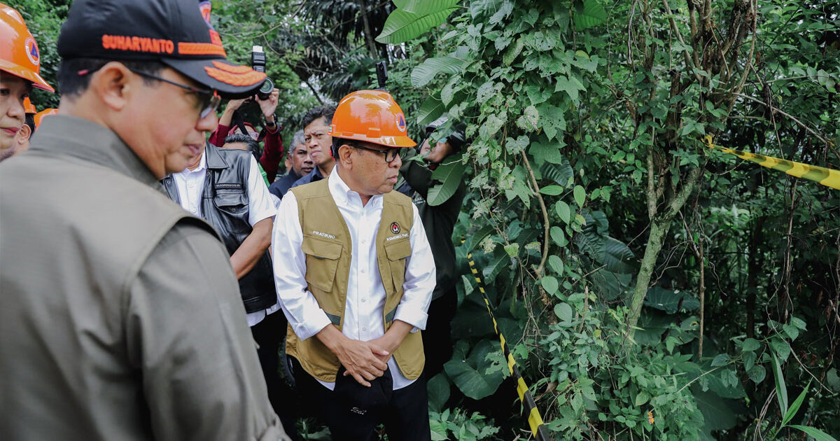 Menko PMK Pratikno meninjau lokasi tanah bergerak. (foto: istimewa)