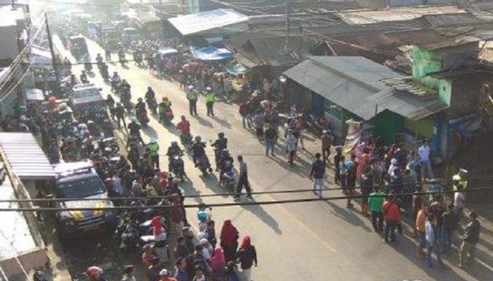 Jadi Biang Macet dan Banjir Satpol PP Cianjur Bongkar 15 Kios Liar di Pasar Gekbrong