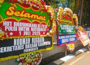 Karangan Bunga Penuhi Mapolres Purwakarta, Warga Sambut Hari Bhayangkara Ke-79 dengan Antusias
