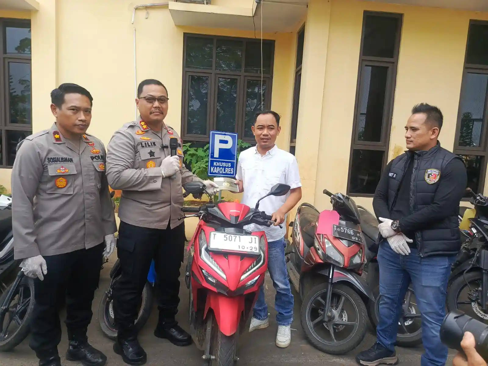 Polres Purwakarta berhasil kembalikan motor curian milik warga Tegalsari. Curanmor diungkap, motor hilang diserahkan ke pemilik.