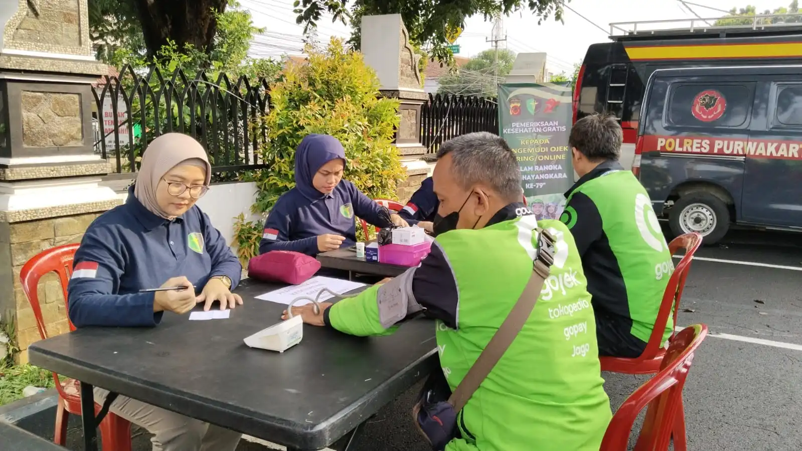 Polres Purwakarta gelar pelayanan kesehatan gratis untuk driver ojol dalam rangka Hari Bhayangkara ke-79. Pemeriksaan tekanan darah gratis.