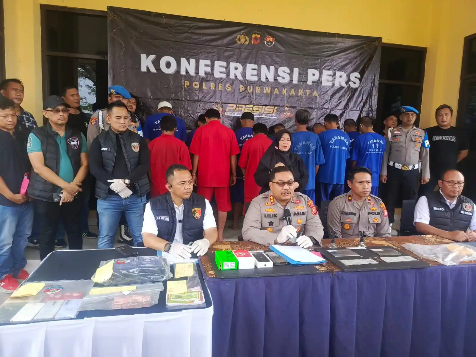 Polres Purwakarta tangkap 12 spesialis curat dalam 2 pekan. Waspada jam rawan 01.00-04.00 & 13.00-15.00 WIB. Barang bukti ratusan juta