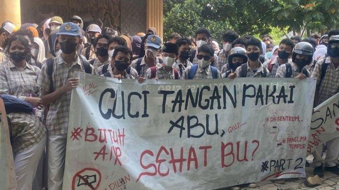 Para siswa SMAN 9 Tambun Bekasi menggelar unjuk rasa di depan sekolah mereka.