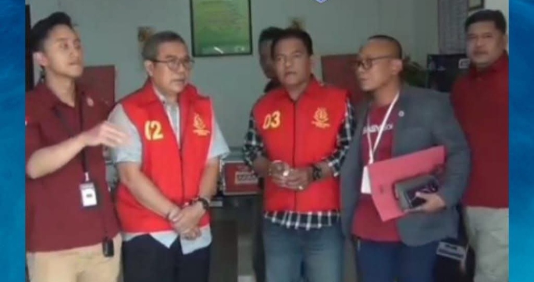 Kedua tersangka usai menjalani pemeriksaan di Kejari Subang.