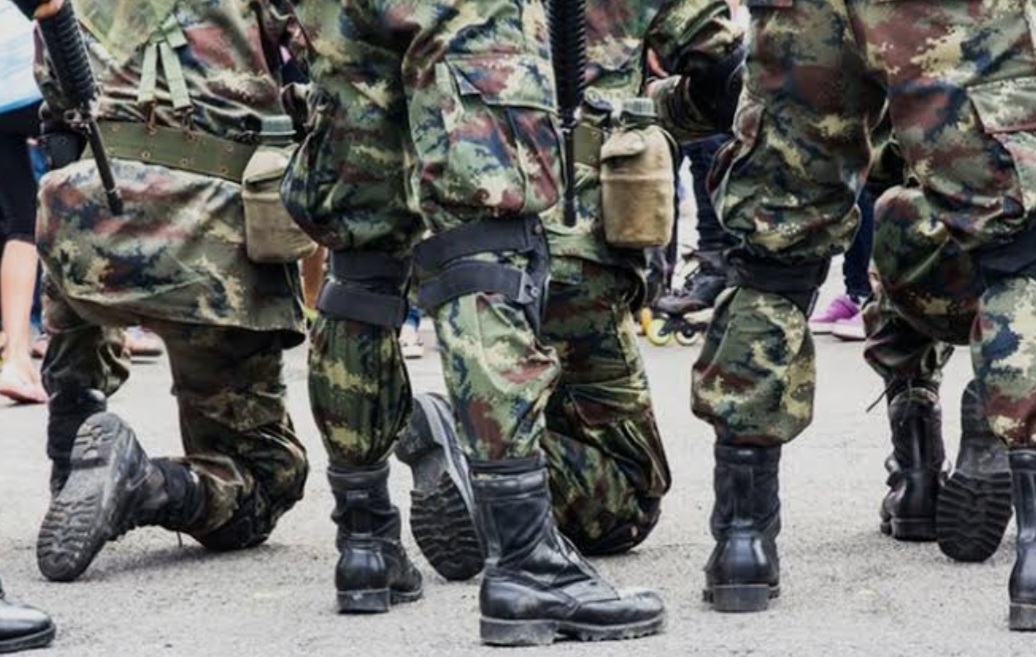Ilustrasi seragam mirip militer.