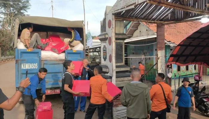Kemensos Salurkan Bantuan untuk Korban Tanah Longsor di Purwakarta