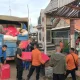 Petugas Kemensos menyalurkan bantuan logistik dari truk untuk korban tanah longsor di Purwakarta