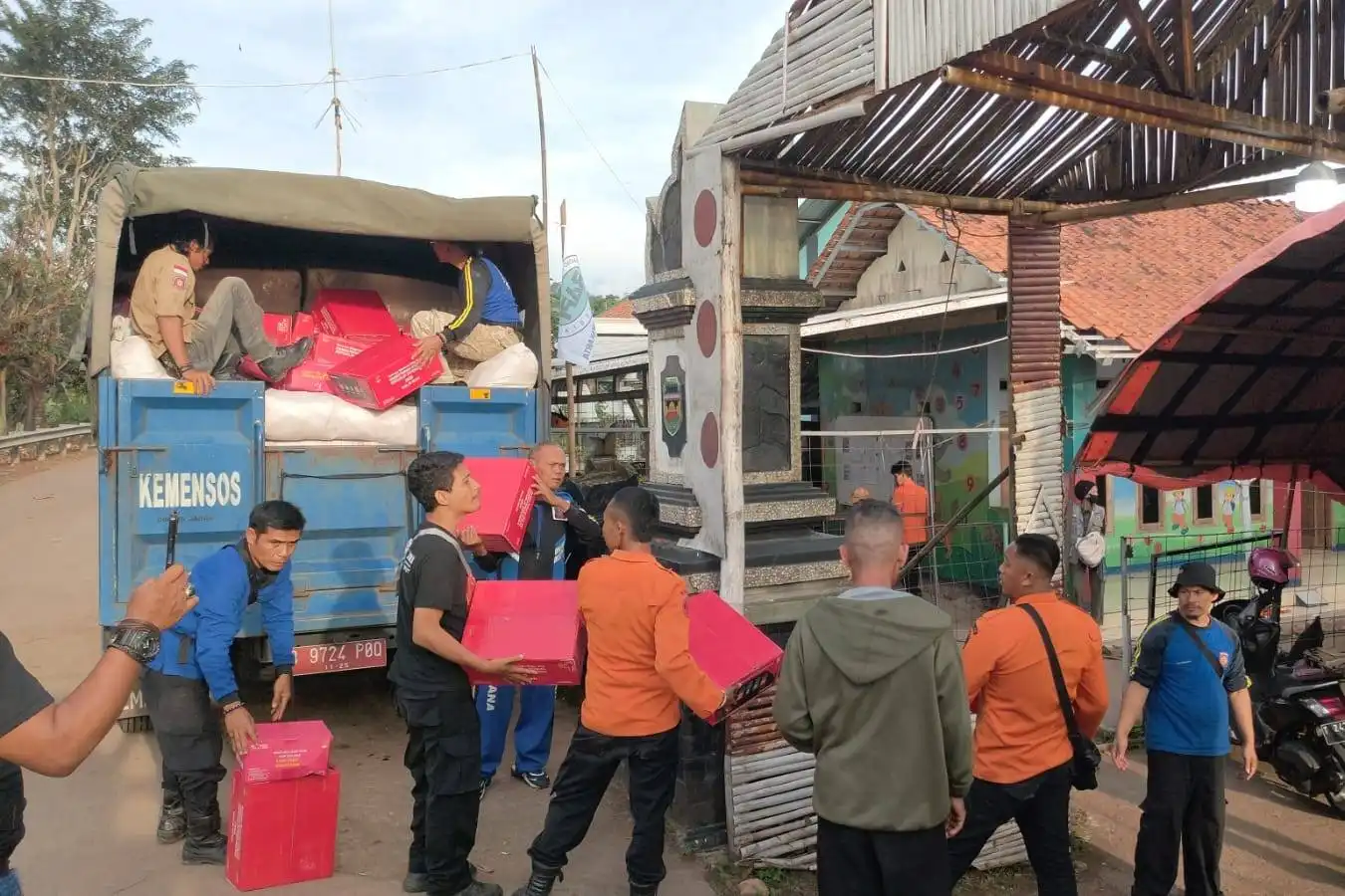 Petugas Kemensos menyalurkan bantuan logistik dari truk untuk korban tanah longsor di Purwakarta
