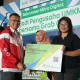 Pejabat BPJS Ketenagakerjaan menyerahkan kartu peserta kepada mitra Grab dalam program "Rekrutmen Mitra Digital: Menjadi Pengusaha UMKM Bersama Grab!" di Gedung SMESCO Indonesia, Jakarta. (Foto: BPJS Ketenagakerjaan)