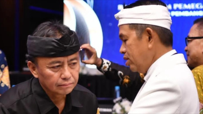 Sekda Herman Suryatman saat mendampingi Dedi Mulyadi.