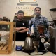 Dua orang berdiri di area barista Kurasa Coffee Bandung, menunjukkan konsep coffee shop kreatif dan kekinian untuk anak muda.