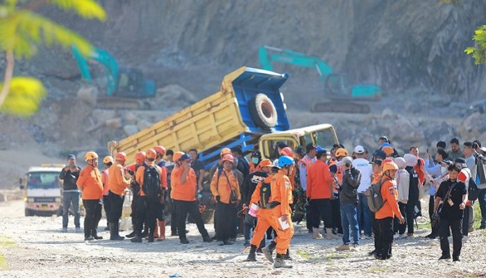Dinsos Jabar Kirim Bantuan Logistik untuk Korban Longsor Gunung Kuda Cirebon