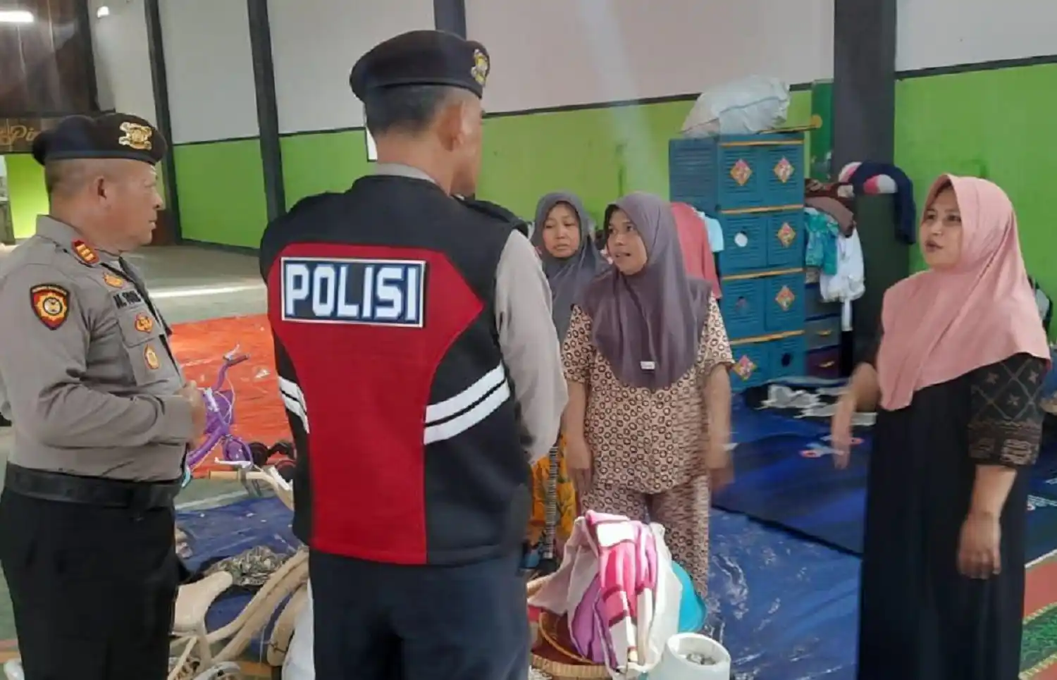Polisi Polres Purwakarta bantu korban pergeseran tanah Sukatani dengan trauma healing di pengungsian Desa Pasirmunjul.