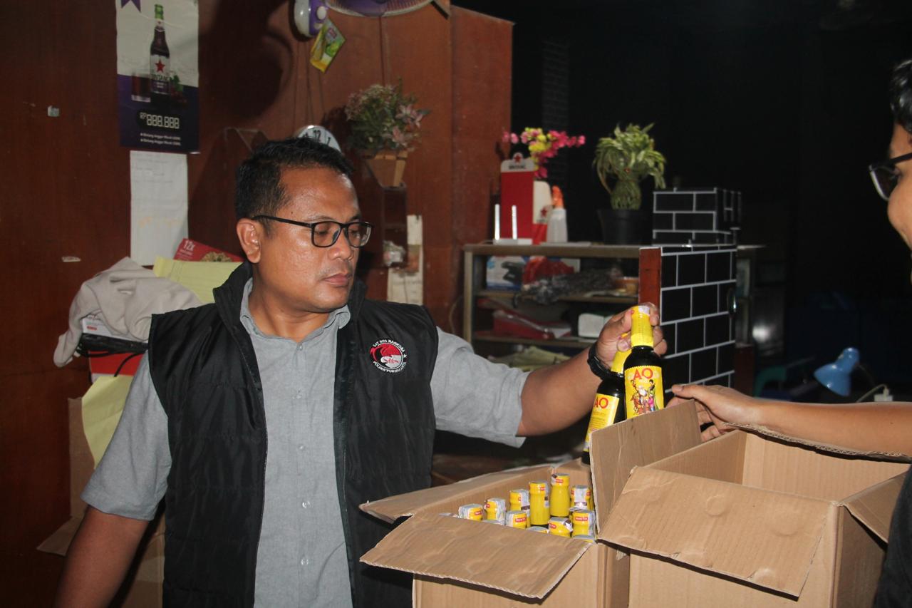 Petugas Polres Purwakarta menyita ratusan botol miras saat razia tempat hiburan malam