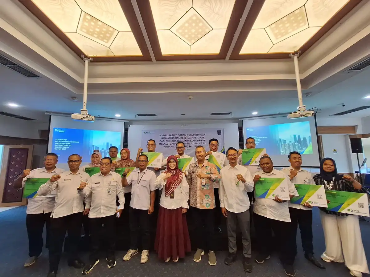 Peserta sosialisasi BPJS Ketenagakerjaan Kota Depok berfoto bersama usai kegiatan perlindungan jaminan sosial bagi pekerja rentan melalui program DBH CHT 2025.