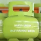 Tabung LPG 3 kg bersubsidi bertuliskan "Hanya untuk masyarakat miskin", simbol perlunya distribusi yang tepat sasaran.