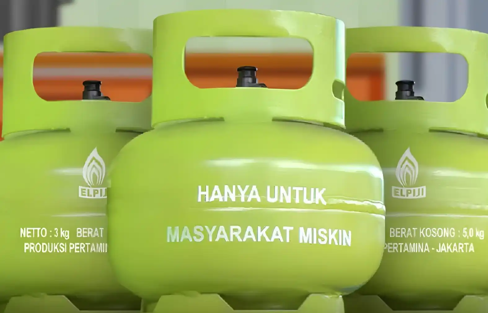 Tabung LPG 3 kg bersubsidi bertuliskan "Hanya untuk masyarakat miskin", simbol perlunya distribusi yang tepat sasaran.