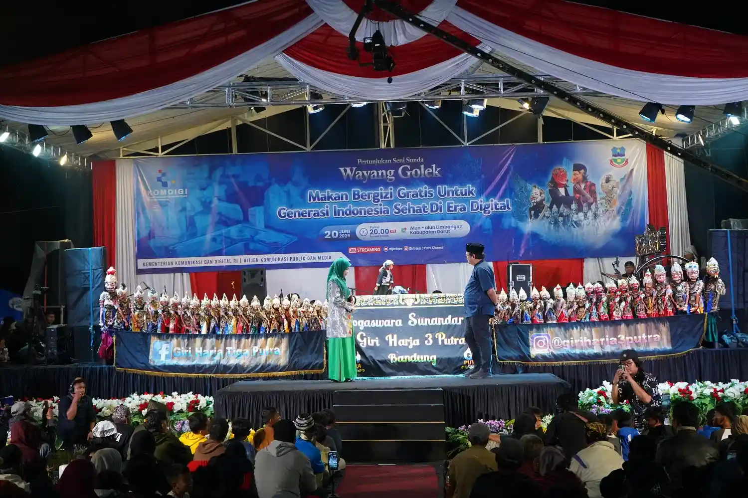 Pertunjukan wayang golek di Alun-Alun Limbangan Garut untuk sosialisasi Program Makan Bergizi Gratis Presiden Prabowo Subianto