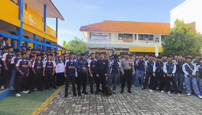 Polisi Pamer Anjing Pelacak di depan Pelajar SMK Purwakarta, Buru Narkoba hingga Cegah Kenakalan Remaja