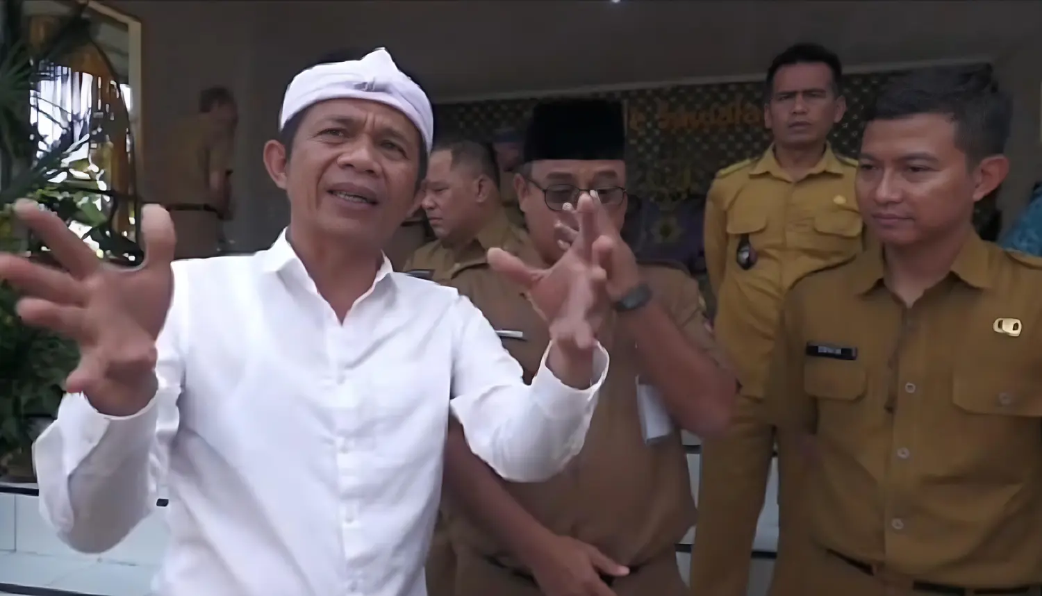 Bupati Purwakarta Om Zein menyoroti absennya kepala dinas dalam kegiatan pelayanan publik di desa Neglasari Kecamatan Darangdan Kabupaten Purwakarta