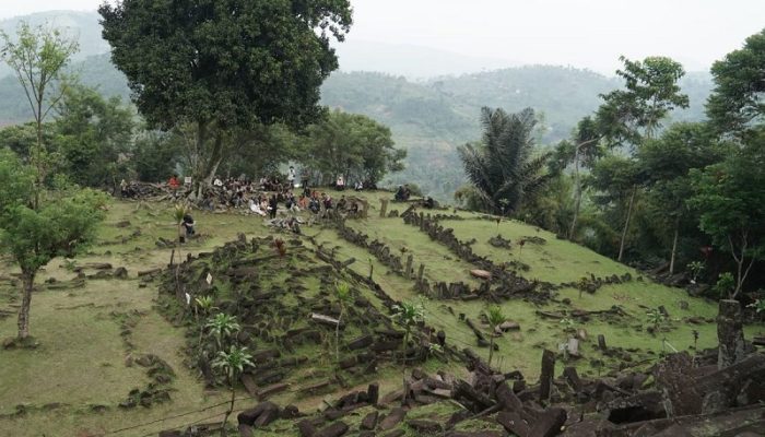 Tiga Penemuan Baru di Situs Gunung Padang: Batu Asal Pasir Pogor, Struktur Undakan, dan Pilar Bawah Tanah