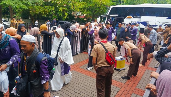 Kepulangan Haru Jemaah Haji Kloter Terakhir Disambut Meriah di Purwakarta