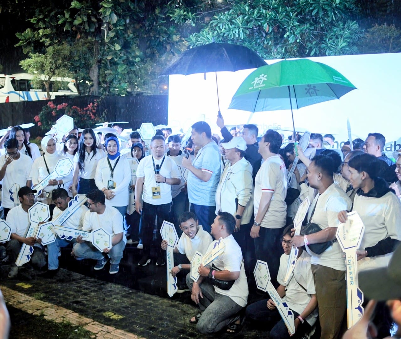 Wujudkan Hunian Layak, bank bjb Salurkan Kunci ke 100 Debitur KPR FLPP