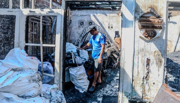 Erwin Janji Perbaiki Rumah Korban Kebakaran di Cikutra Bandung