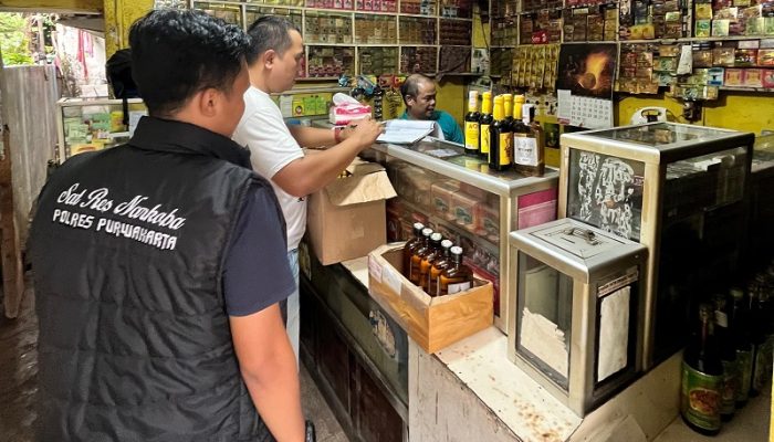 Polres Purwakarta Sita 420 Botol Miras Oplosan