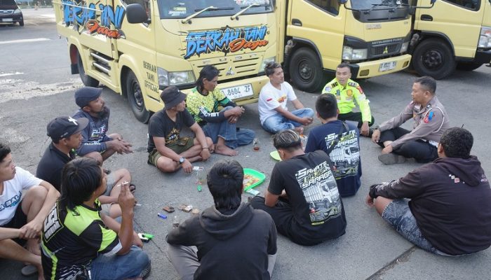 Ngopi Bareng Sopir, Polisi Edukasi Keselamatan Jalan dan Bahaya ODOL di Tol Cipularang