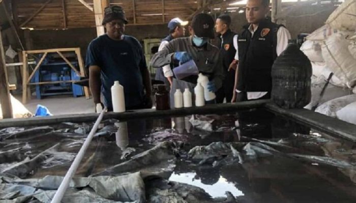 Pabrik Kulit Sukaregang Diduga Buang Limbah Berbahaya ke Sungai Cimanuk Garut