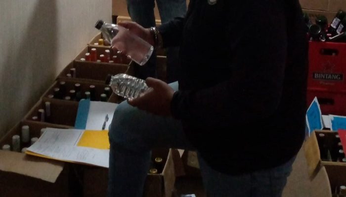 Polres Purwakarta Amankan 1.842 Kantong Miras Oplosan dari Warung Jamu dan Kontrakan