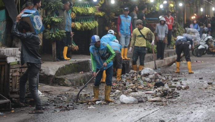 DLH Kota Bandung Angkut 80 Ton Sampah di Pasar Gedebage
