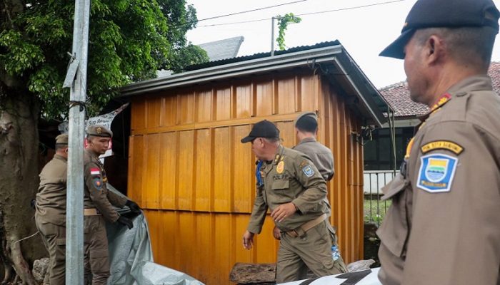 Tertibkan PKL di 6 Titik, Satpol PP Bandung Bongkar 42 Kios Liar