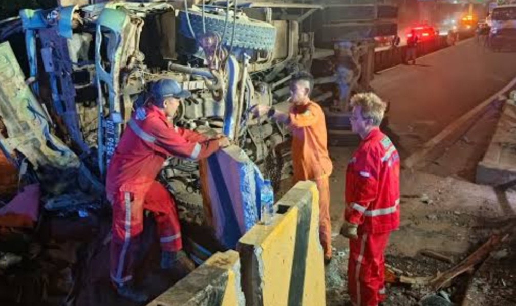 Petugas melakukan evakuasi di lokasi kejadian.