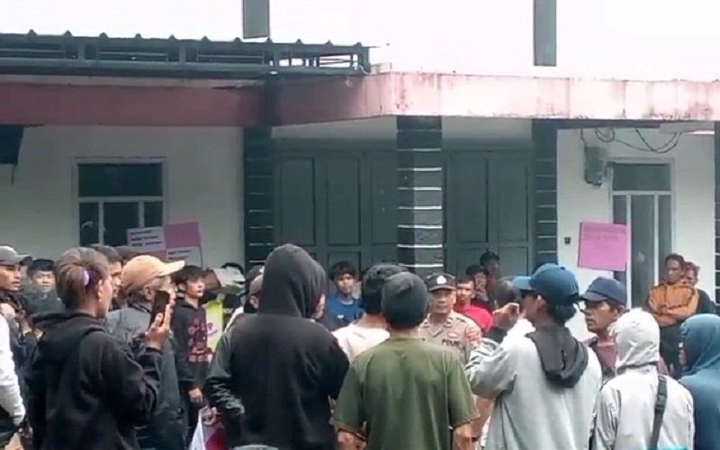Warga Demo