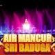 Warga antusias menonton pertunjukan Air Mancur Sri Baduga di kawasan Situ Buleud Purwakarta.