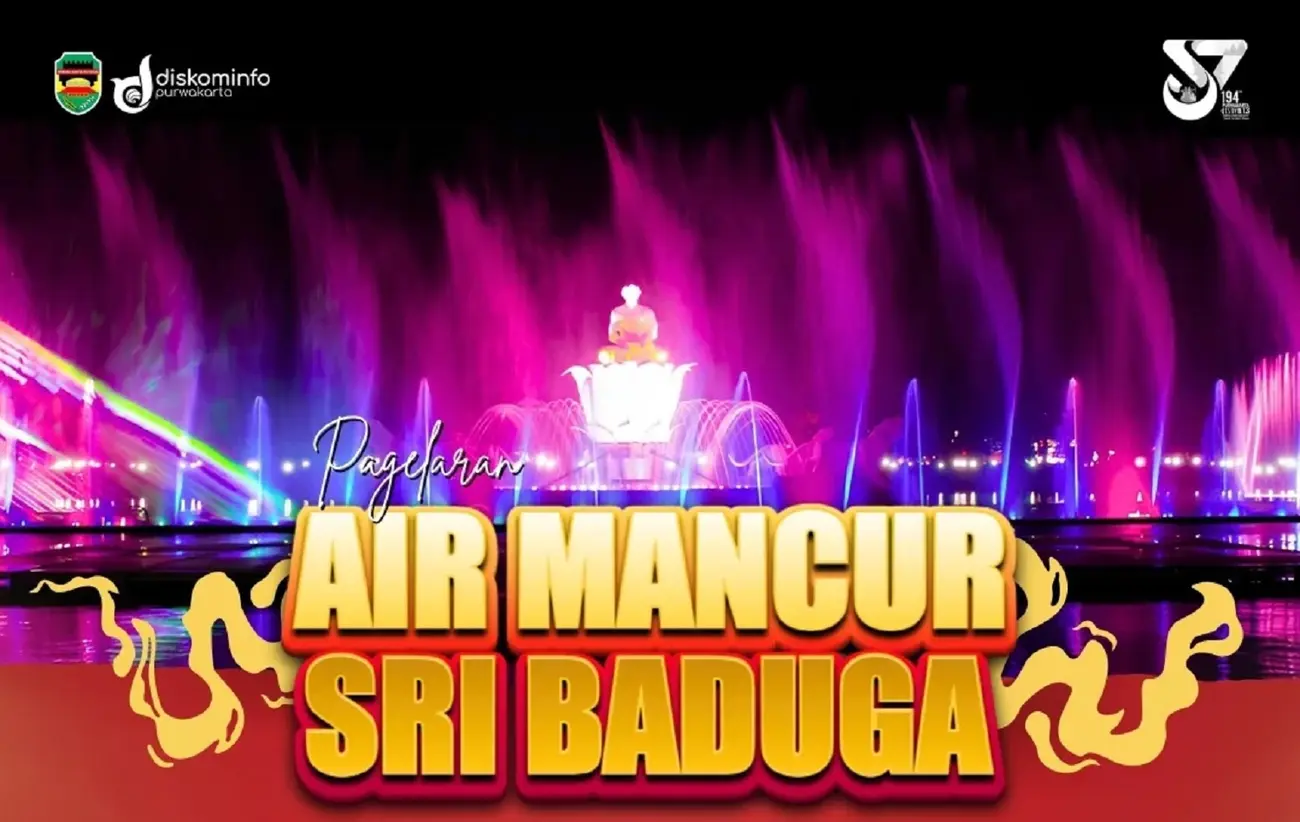 Warga menikmati pertunjukan Air Mancur Sri Baduga di malam hari perayaan Hari Jadi Purwakarta