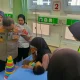 Kapolres Purwakarta AKBP Lilik Ardiansyah menguatkan mental ibu korban balita kasus kekerasan anak di RSUD Bayu Asih, Purwakarta, Senin (7/7/2025).
