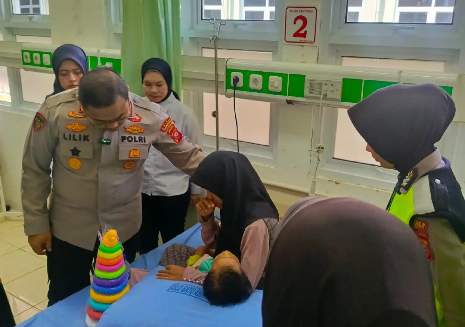 Kapolres Purwakarta AKBP Lilik Ardiansyah menguatkan mental ibu korban balita kasus kekerasan anak di RSUD Bayu Asih, Purwakarta, Senin (7/7/2025).