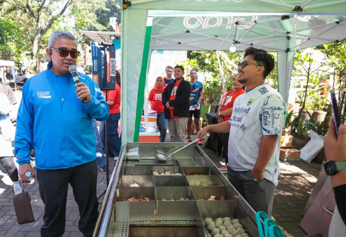 Wali Kota Bandung Muhammad Farhan mencicipi cuanki di Bandung Nyuanki 2025