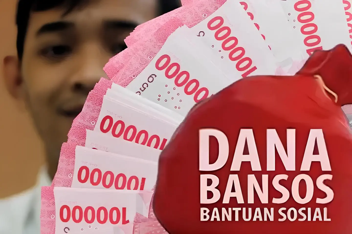 Petugas desa menyalurkan bantuan sosial kepada warga Juli 2025