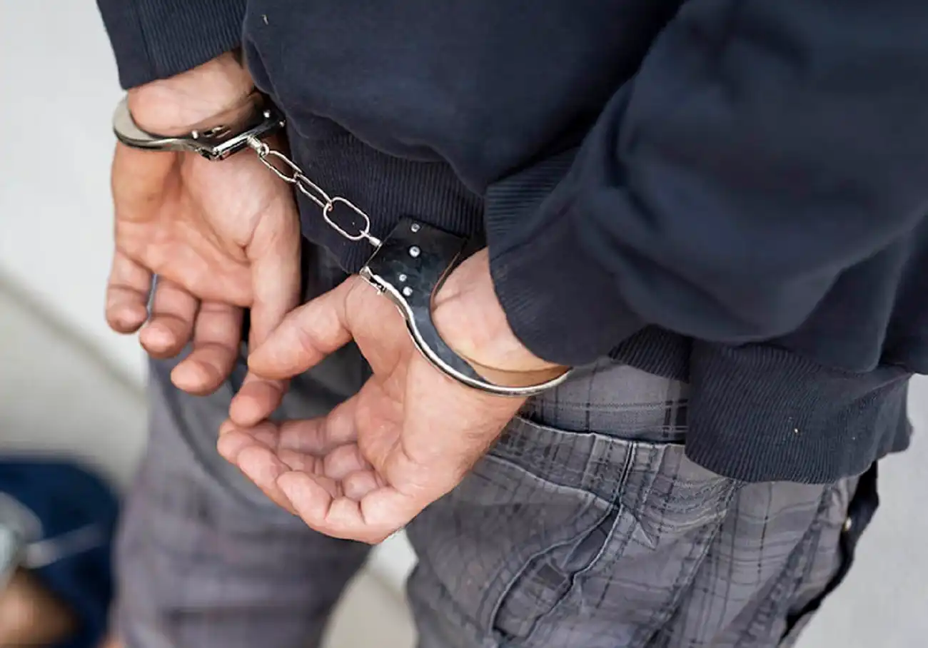 Petugas Bareskrim Polri saat menggerebek markas sindikat judi online di wilayah Jabodetabek.