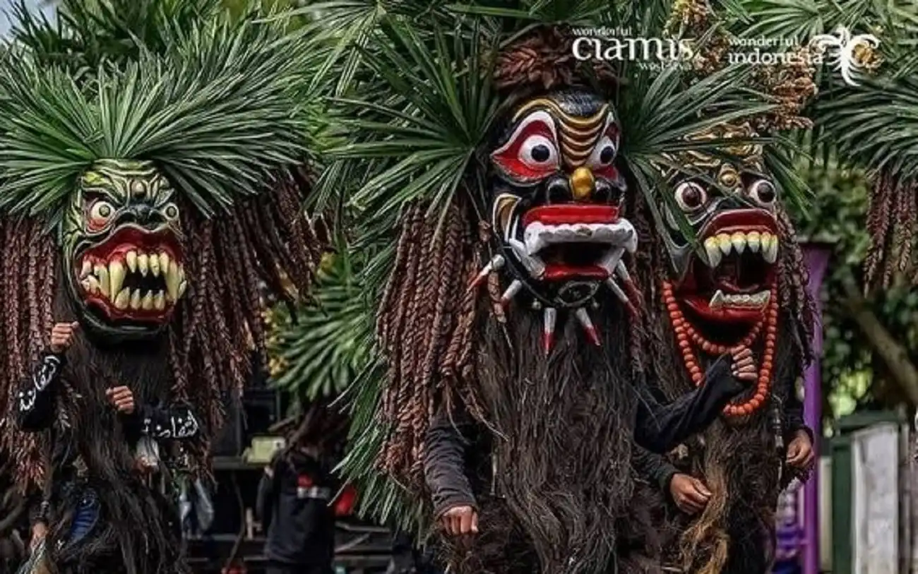 Penampilan Bebegig Ciamis saat tampil di Festival Budaya Nusantara Purwakarta 2025